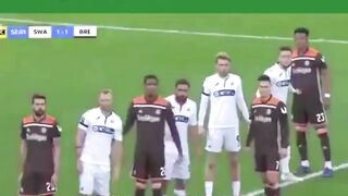 Klip video memperlihatkan momen ketika Daniel James (saat masih bermain untuk Swansea City