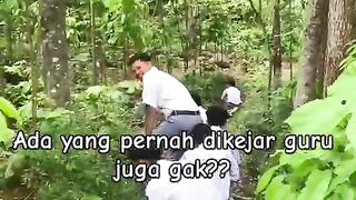 Murid berlari takut kepergok gurunya