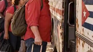 Alguém sabe que horas parte esse ônibus?!