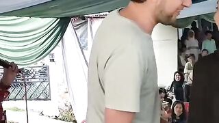 Seorang bule sedang berjoget bersama pribumi