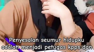 Relawan anggota kpps yang sedang tugas