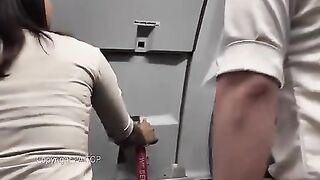 Pramugari super air jet buka pintu pesawat.mp4 2