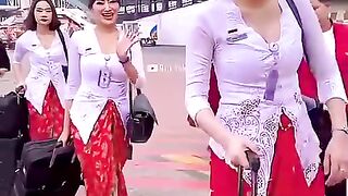 রানওয়েতে কেবিন ক্রুদের দারুণ স্টাইলিশ