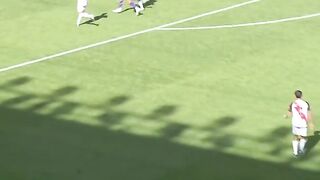 Emil Audero menepis sundulan