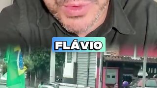 Idiotas inutios do PT atropela  inocentes em comocio
