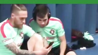 Kamera bergerak lambat mengelilingi ruang ganti pusat latihan Timnas Portugal (Cidade do Futebol).