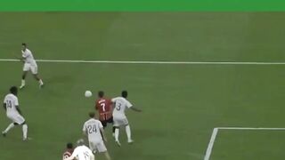 Kamera bergerak lambat mengelilingi ruang ganti pusat latihan Timnas Portugal (Cidade do Futebol)