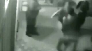 Мощный удар. Уличный драк