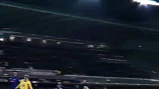 ¡Bensebaini no sabía dónde meterse! 😳⚽