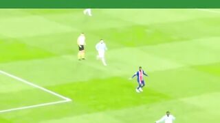 Gol ini berawal dari kerja sama tim PSG yang luar biasa cepat dari sisi kanan pertahanan mereka.