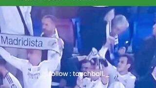Video tersebut merekam momen lucu dari seorang pria yang mengenakan atribut Real Madrid di area tribun stadion