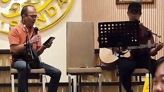 Nyanyi di cafe b