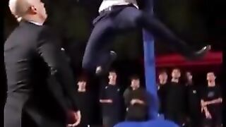 O craque do jogo de hoje, driblando o careca