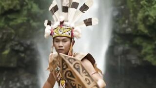 Tarian tradisional Dayak di riam