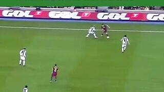 Permainan umpan pendek satu-dua dan tiki-taka era keemasan Barcelona