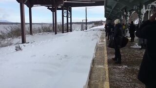 Скоростной поезд против сугробов