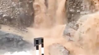 Сильные водопады после ливня в Омане