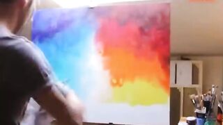 Художник рисует картины, которые оживают с наступлением темноты