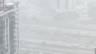 Внезапные наводнения и сильный ливень в Дубае
