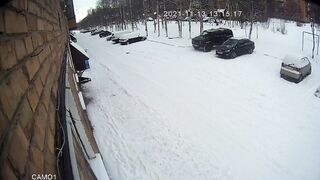 Камера наблюдения засняла школьника, который мучил голубя.