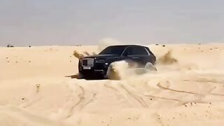 Rolls Royce Culinan Дрифт в пустыне
