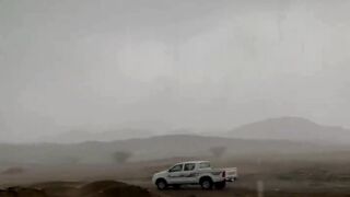 Штормы и проливной дождь в пустыне