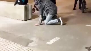 Пьяный гость столицы жестоко избил парня с девушкой