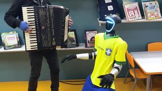 Tocando Acordeon para o Robô dançar