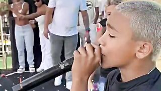 MENOR CANTANDO NA FAVELA JUNTO COM TZ DA CORONEL VEJA !!