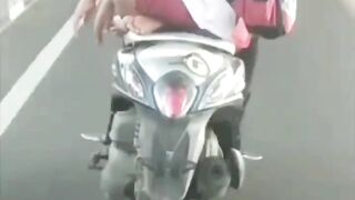 Naik motor kebanyakan mikir