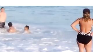Meu medo é  ir na praia e passar uma vergonha dessas kkk