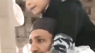 Sarfraz Ahmad saying naat Shareef during umrah with his son