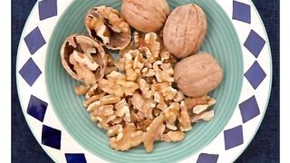 Walnut benefits/healthy benefits of walnut/healthy diet/weight loss diet#shorts#viralshorts#shortvideo#trending short#zooni