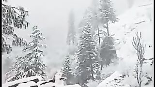 Live snowfall in pakistan