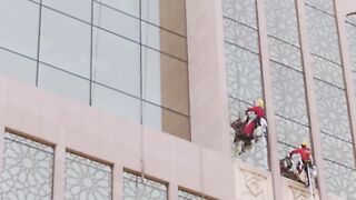 How work in saudia Arabia Cleen a gulases of big buildings