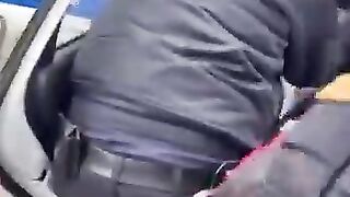 Прохожие отвоевали школьницу у полиции.