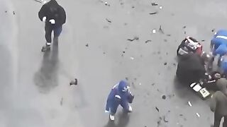Его друга Заура медики откачивали прямо на дороге.