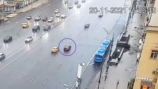 Появились первые секунды начала ДТП на Кутузовском проспекте.