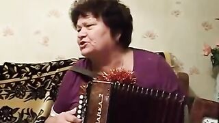 Весёлые частушки поёт озорная бабушка