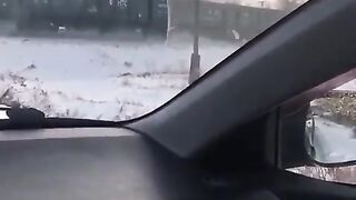 Машину с людьми зацепило поездом ....жеееесть