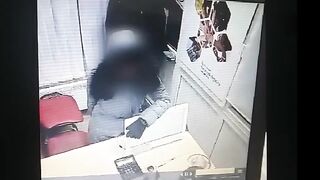 Мать и сын совершили разбойное нападение на микрозайм