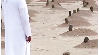 Janat up baqi main maolana Tariq Jamil apne ustad ki qabar per