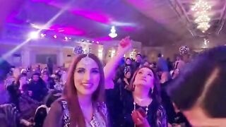 جہاں شادیوں میں سونے کے سکے لٹائیں جائیں وہ ملک کیسے ڈیفالٹ کرسکتا ہے؟   ????‍♂️