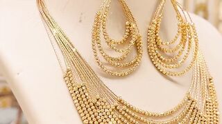 Stunning design of gold necklace