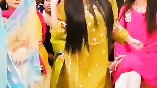 Pakistani viral girl ayesha new dance Batiyan bujhaen rakhdi