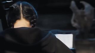 [MERCREDI VIOLONCELLE SCENE] Mercredi joue du violoncelle