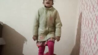 larki ki acting tu dekho