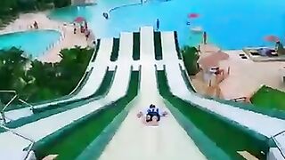 Como diferentes jogadores de futebol montar slip'n slide #waterpark #swimming #bluetreephuket.