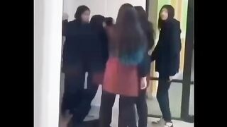 Girl fight in Lahore college