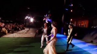 Траволта танцует. Watch Priyanka Chopra's mind blowing performance with John Travolta at IIFA Awards 2014